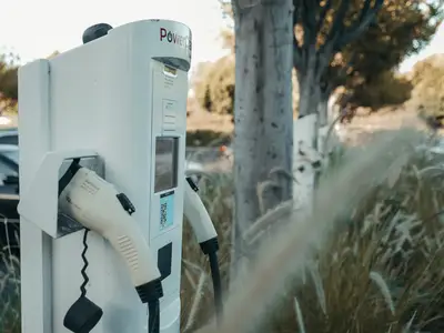 Velocità ricarica batterie EV: come gestire la carica per 305 km