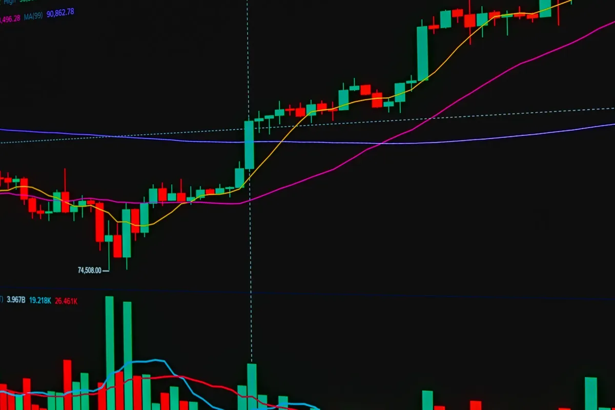 聚焦觀看的金融市場圖表，顯示樂觀的交易趨勢。