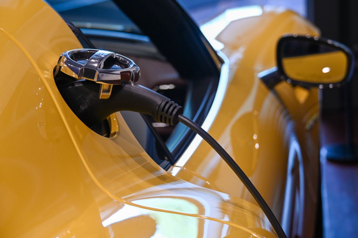Elektroauto-Batteriepack im Fahrzeugchassis