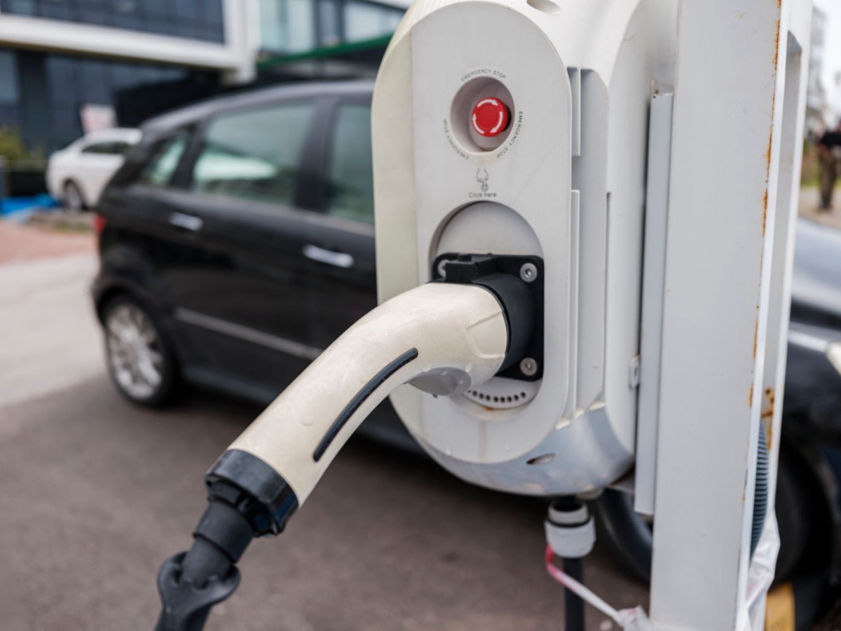 Estación de carga de un coche eléctrico moderno