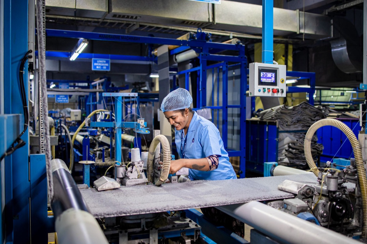 Línea de producción automatizada en una fábrica de baterías