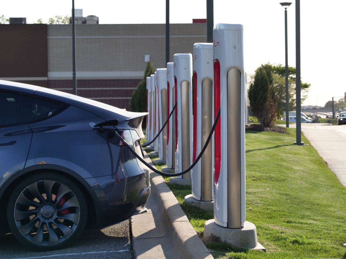 Stazione di ricarica per auto elettriche in una città moderna