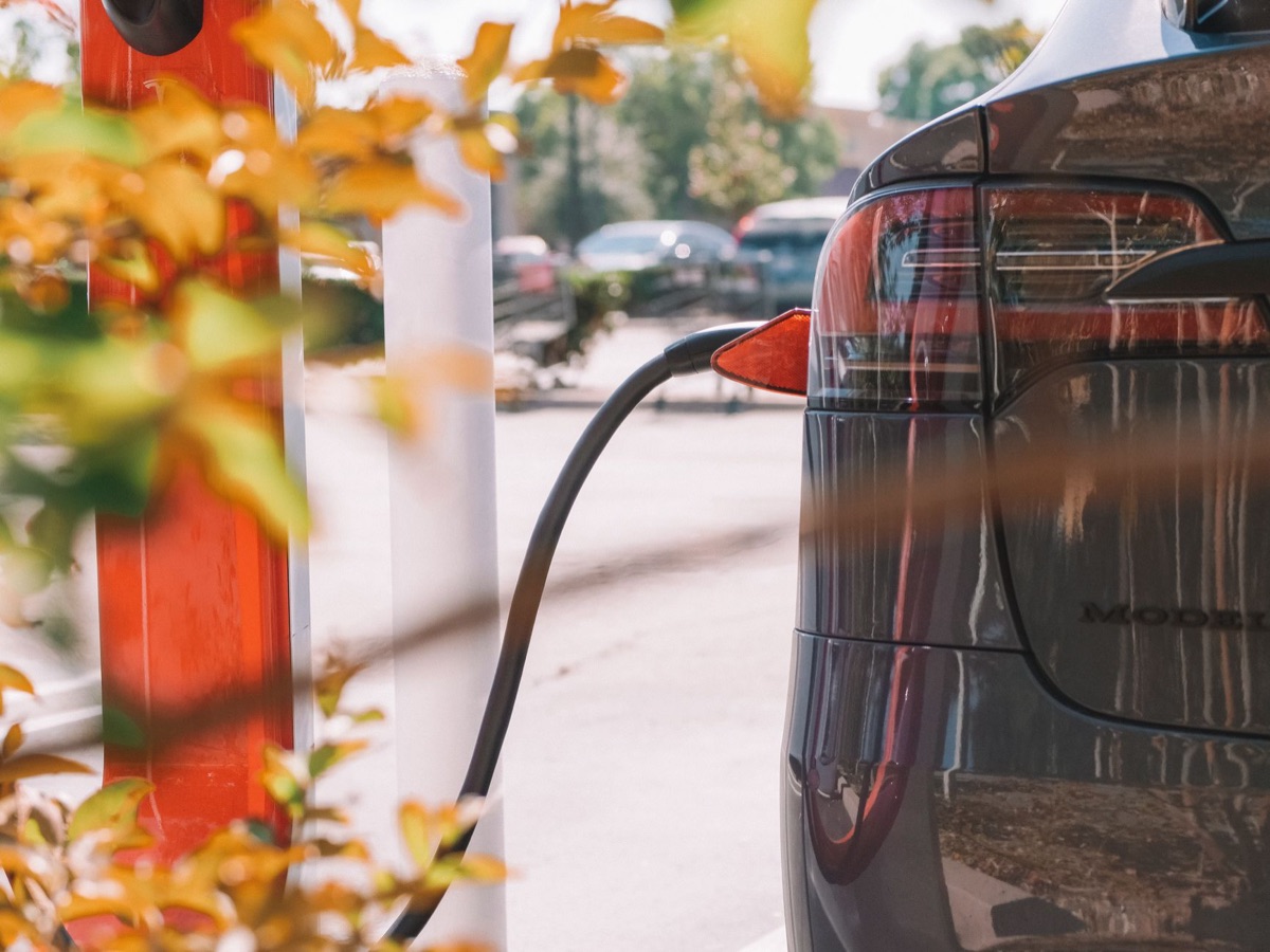Estação de carregamento de carro elétrico moderna e tecnológica.
