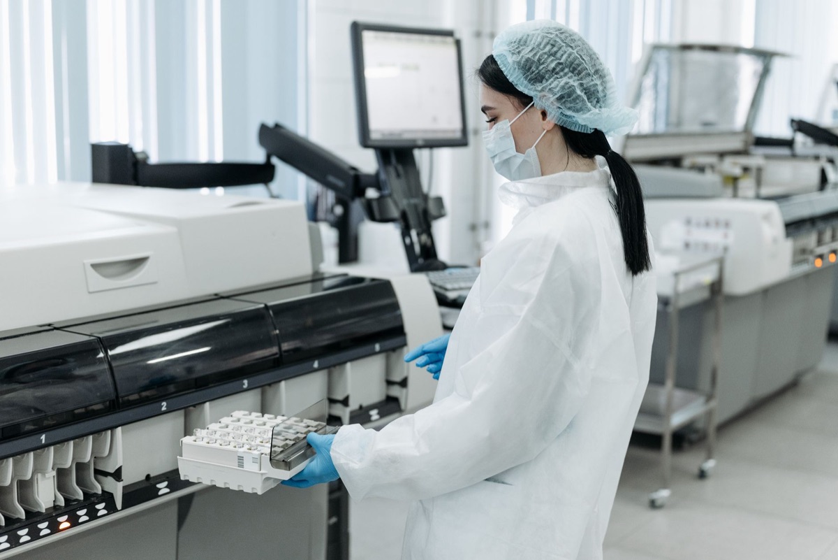 laboratorio de investigación con equipo de pruebas de baterías