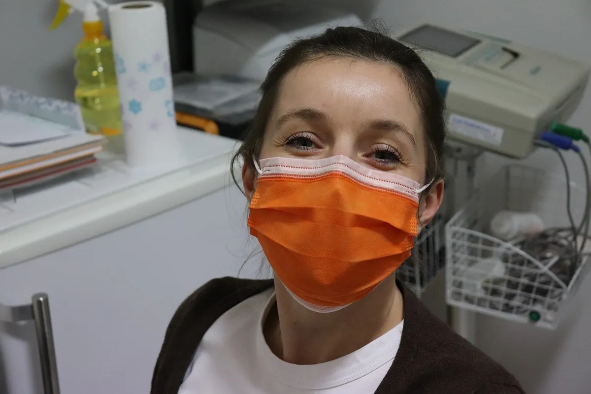 マスク、看護師、マスクをした女性、医療従事者、オレンジマスク、クリニック、医療環境、安全、病院、パンデミック、保護具、健康専門職