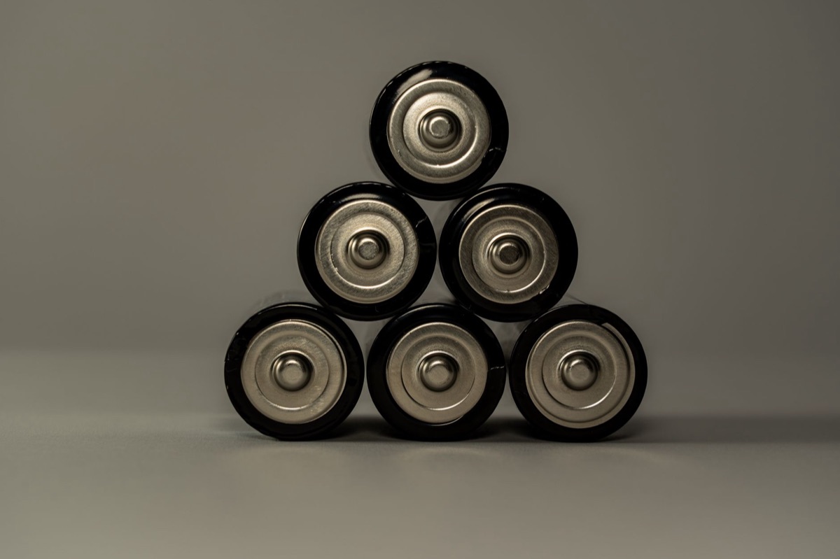 Side-by-side micrograph of lithium-ion battery cells from Chinese and Western manufacturers