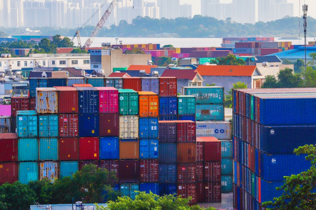 Globale batterij logistieke keten met transporttruck