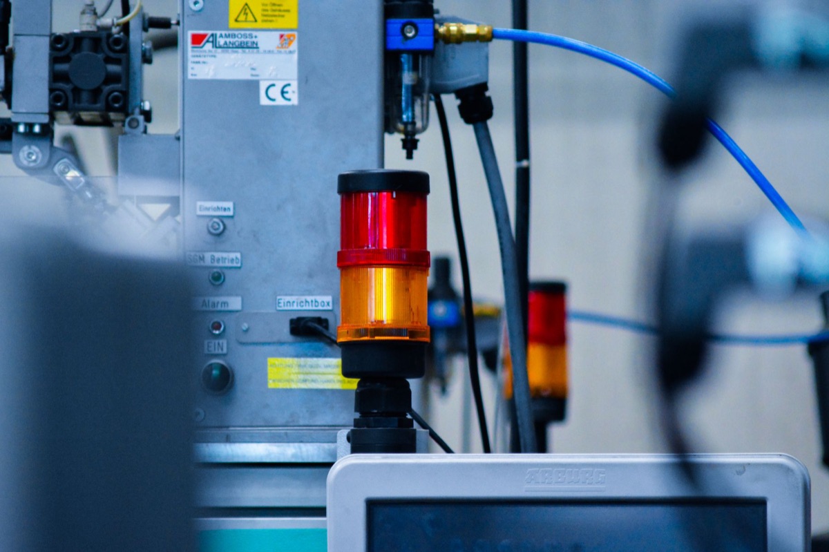 Línea de producción automatizada para baterías.
